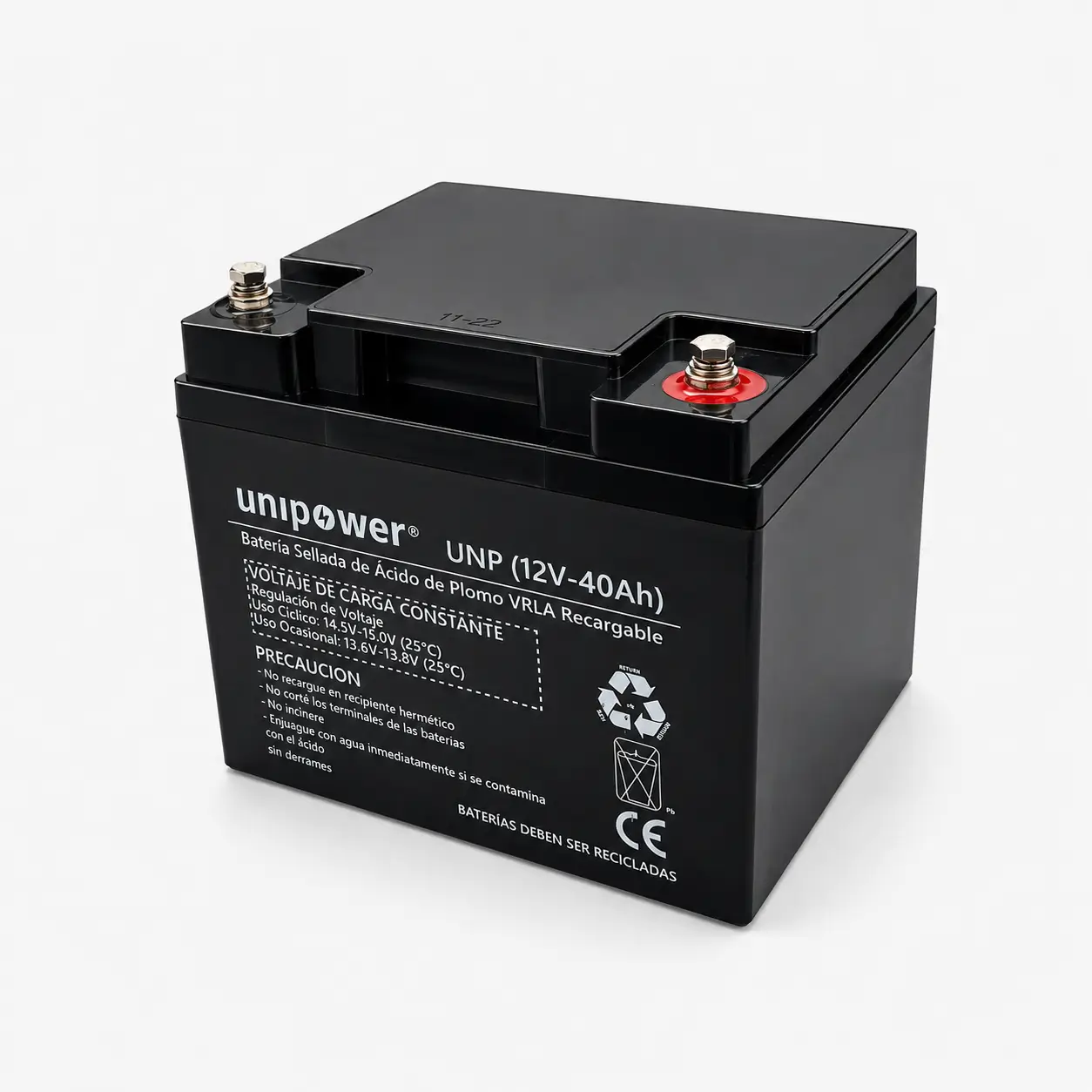 Batería cuadrada Unipower modelo UNP 12V-40Ah, color negro, tipo VRLA AGM, vista casi frontal. Se observan dos terminales metálicos en la parte superior con muescas cuadradas, uno con base roja y otro sin color. La etiqueta frontal muestra instrucciones de precaución y reciclaje, incluyendo el sello CE.