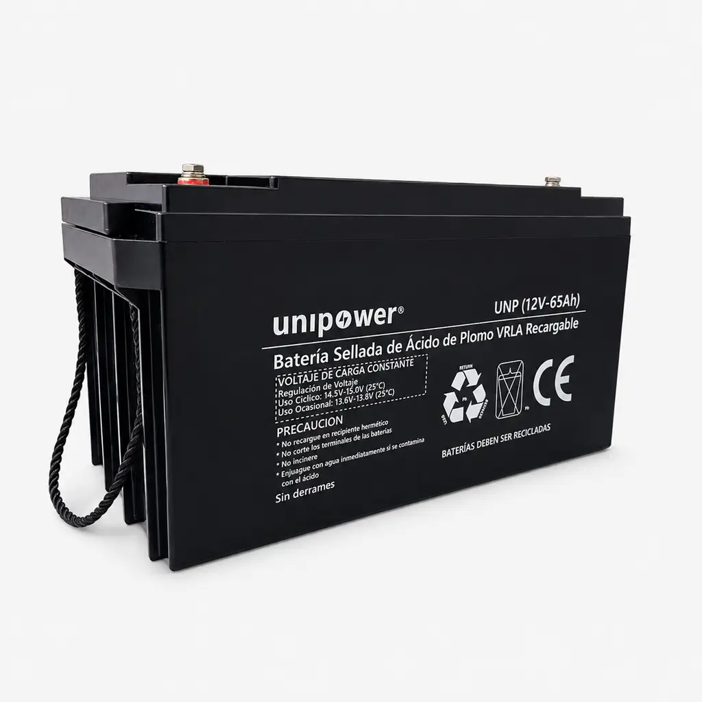 Batería rectangular Unipower modelo UNP 12V-65Ah, color negro, tipo VRLA AGM, vista en tres cuartos mostrando el frente y el lateral izquierdo. Destacan el diseño estriado del lateral, el asa de cuerda negra y los dos terminales superiores. La etiqueta frontal muestra información de seguridad y sello CE.
