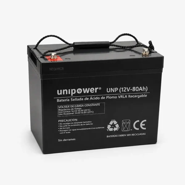 Batería rectangular Unipower modelo UNP 12V-80Ah, color negro, tipo VRLA AGM, vista en perspectiva mostrando el frontal y la cara superior. Se aprecian dos terminales de conexión metálicos, un asa de transporte superior con sujeciones de cuerda negra y una etiqueta frontal con texto de seguridad, precauciones y sellos CE y reciclaje.