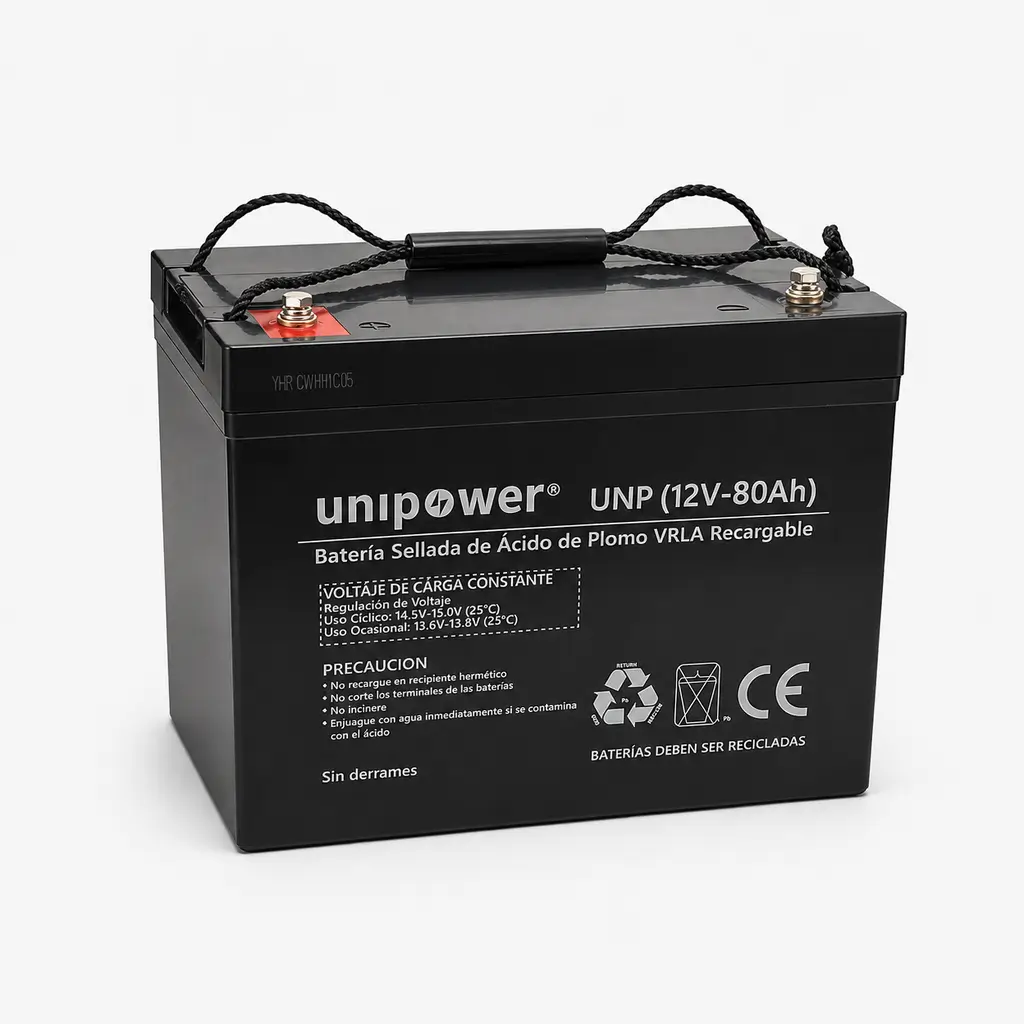 Batería rectangular Unipower modelo UNP 12V-80Ah, color negro, tipo VRLA AGM, vista en perspectiva mostrando el frontal y la cara superior. Se aprecian dos terminales de conexión metálicos, un asa de transporte superior con sujeciones de cuerda negra y una etiqueta frontal con texto de seguridad, precauciones y sellos CE y reciclaje.