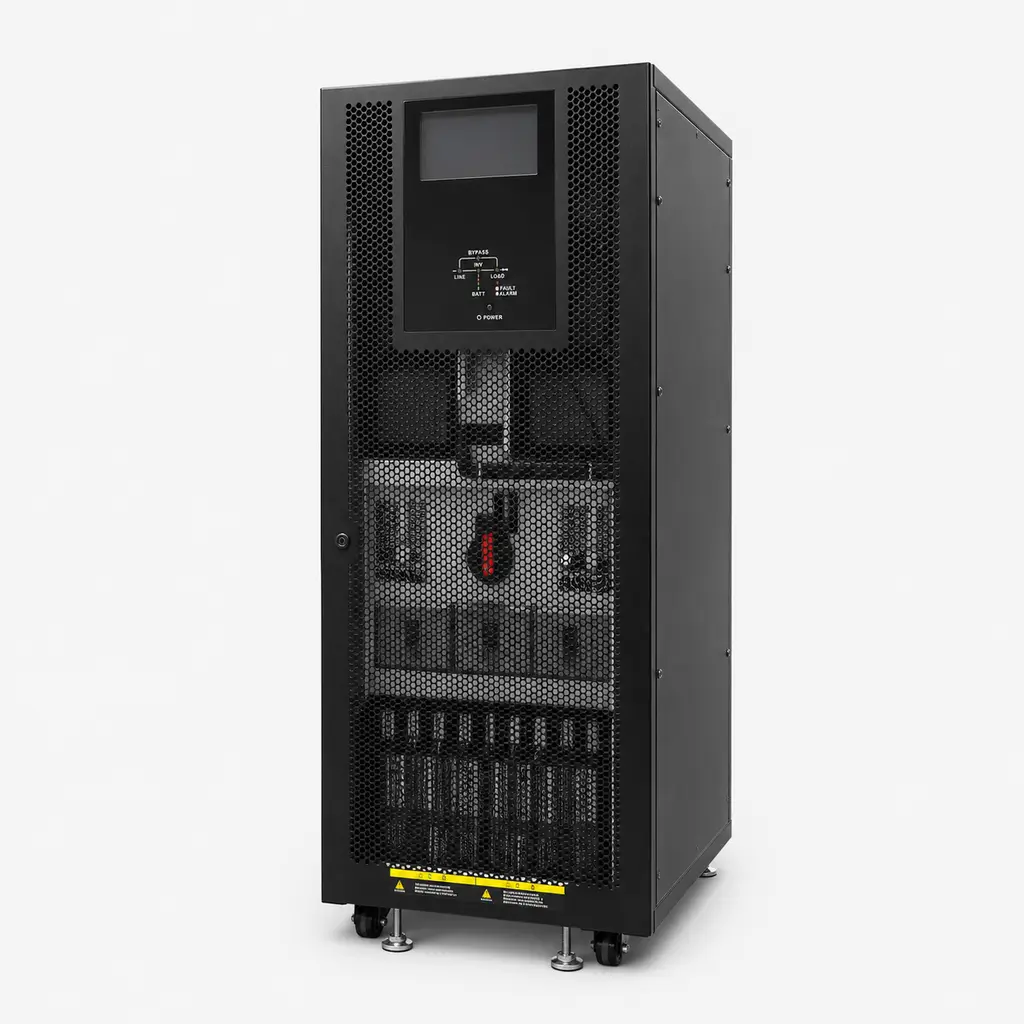 Vista frontal UPS Online Trifásica Modular Fortress 100KVA y 100KW. Pantalla táctil de 7 pulgadas en gabinete color negro.