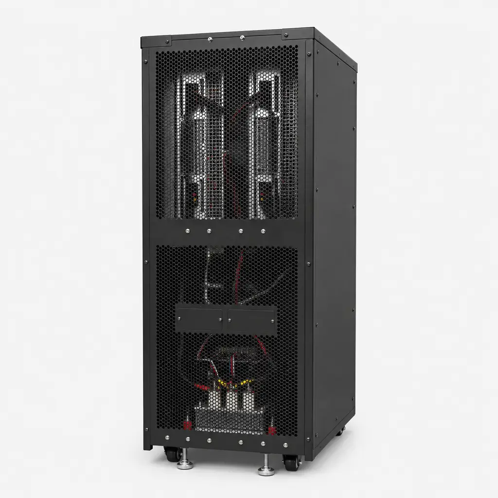Panel posterior de UPS Trifásica Modular Fortress 100KVA. Rejillas metálicas para extracción y disipación térmica de alta capacidad.