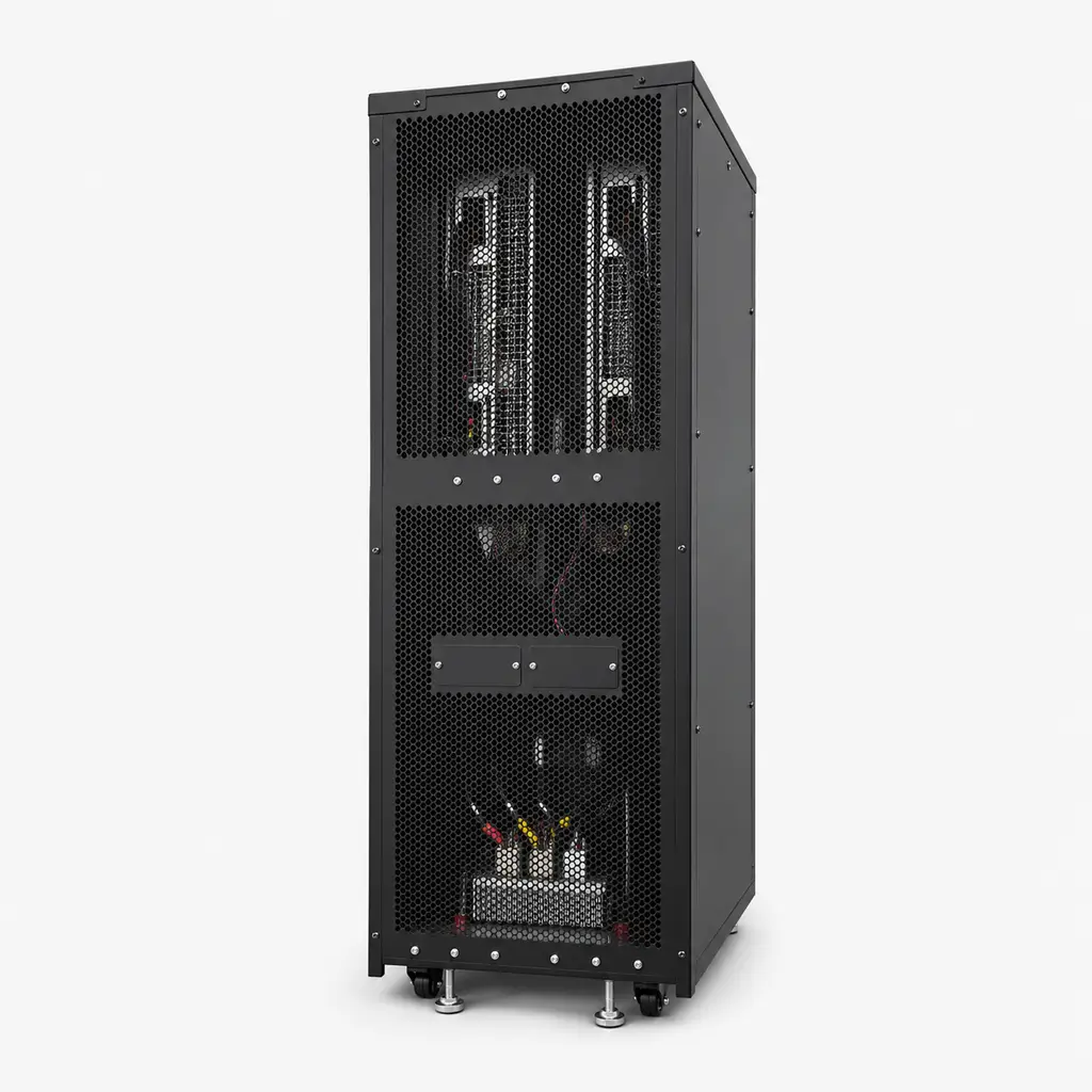 Vista posterior de UPS Online Trifásica Modular Fortress 80KVA. Rejillas protectoras para extracción térmica y ventilación activa.
